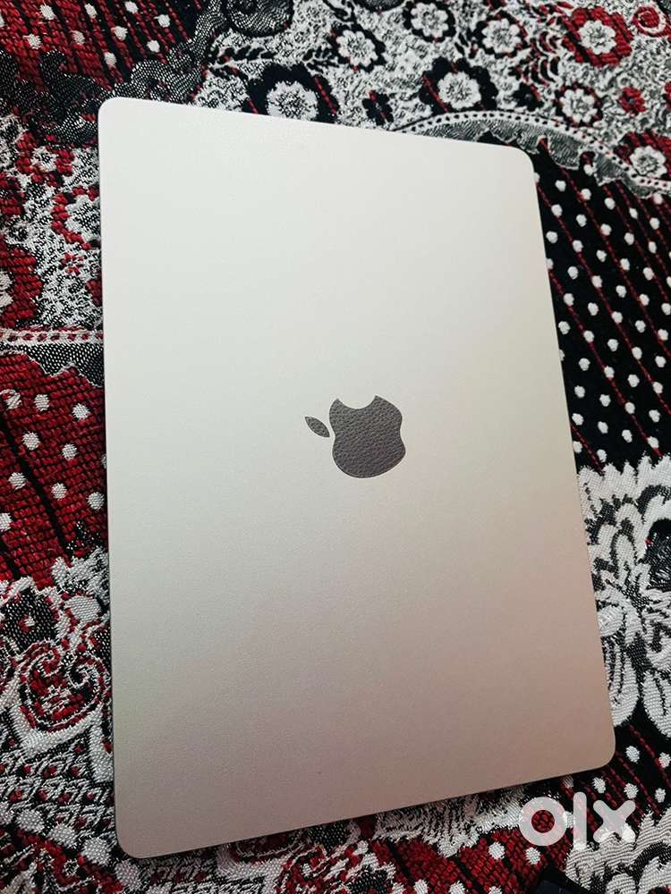 13 inch MacBook Air, Apple M2, Chip with 8-Core CPU and 8-core GPU