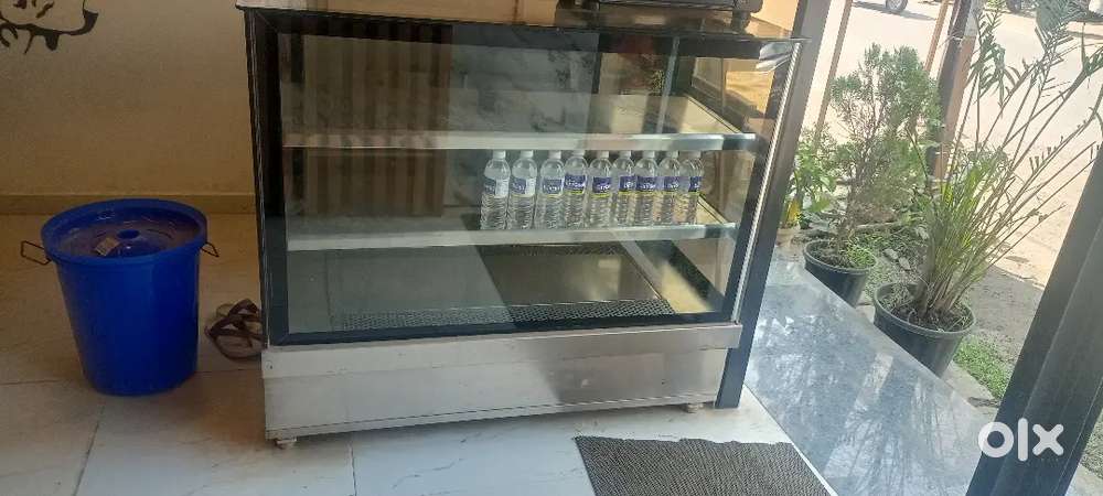 Cooling cake counter