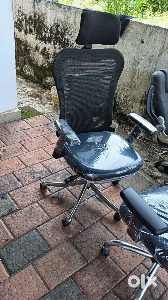 Used office furniture starting rate 1800