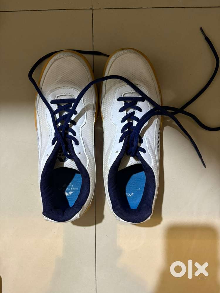 Nivea badminton shoes UK7
