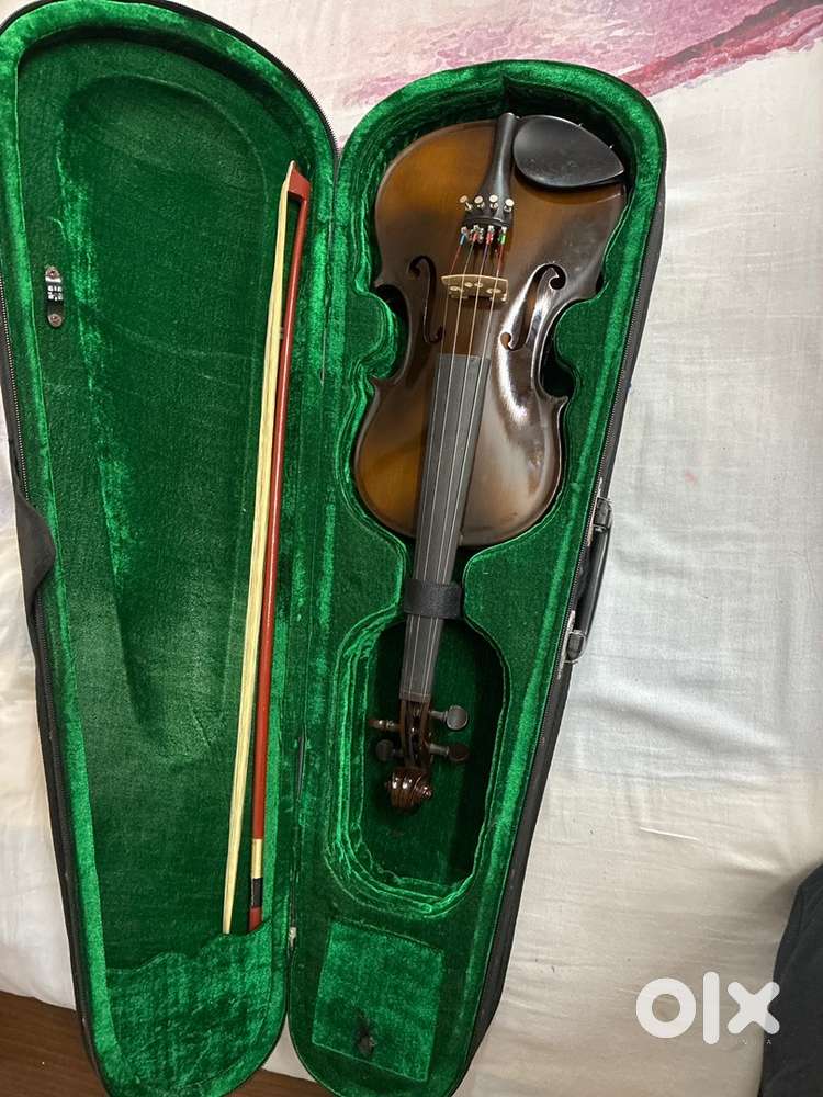 Violin new condition (NEGOTIABLE)