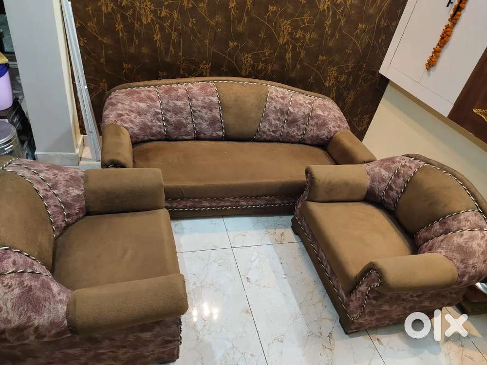 Spacious & Stylish 5-Seater Sofa Set – Perfect Condition