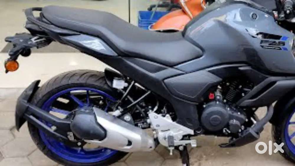 Yamaha fzs grey colour
