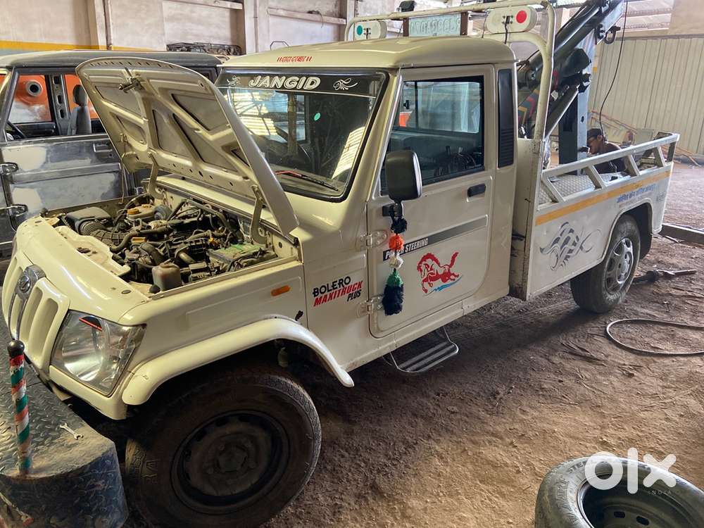 Bolero pick up with toeing hand recovery van
