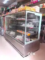 Straight glass bakery showcase