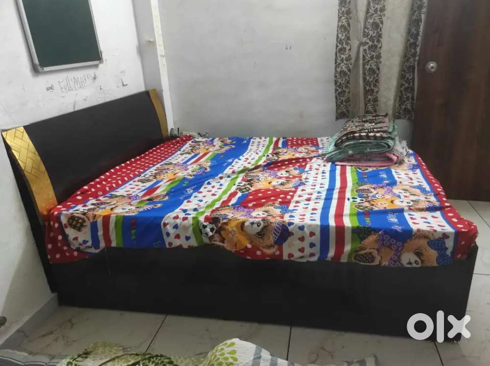 6*5 king size bed. Injaneriang wood