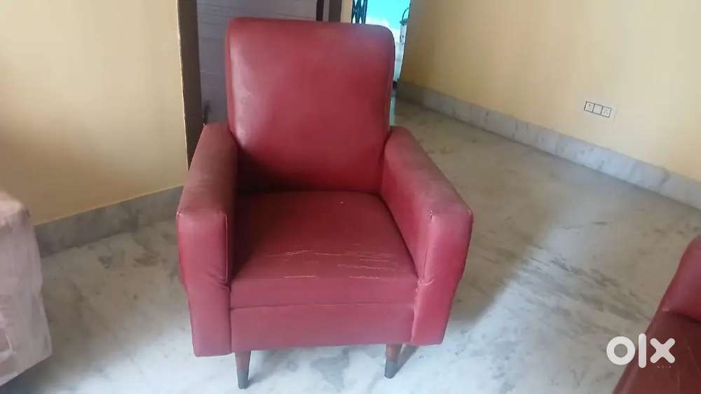 Stylish Red Leather Sofa Set in Good Condition