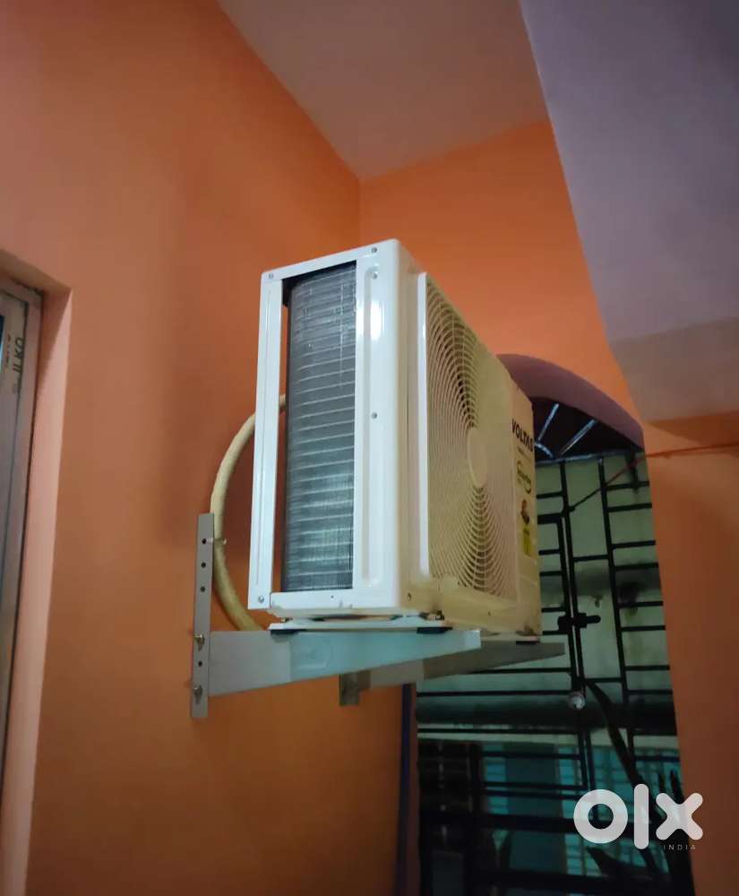 URGENT SELL. 1.5 TON TATA VOLTAS R32 INVERTER AC