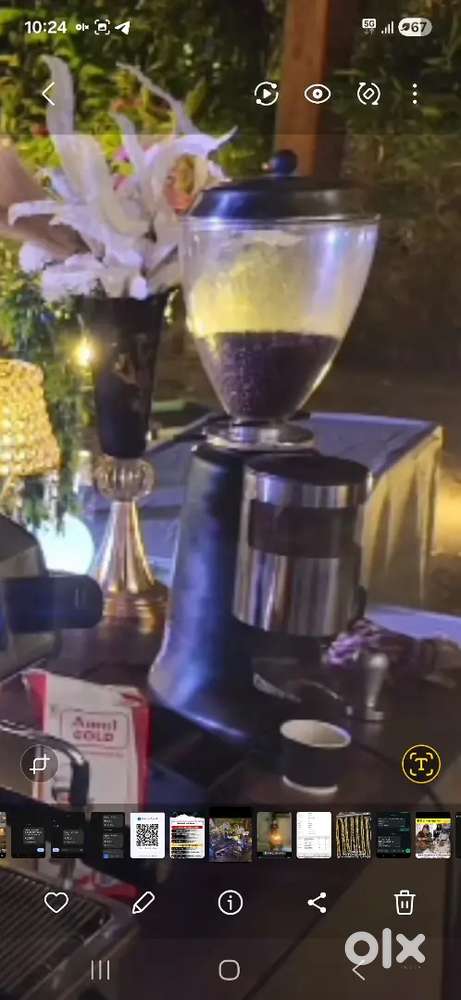 Coffee machine with grinder