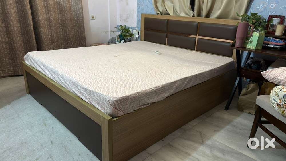 King size hydraulic storage bed, mattress, side table