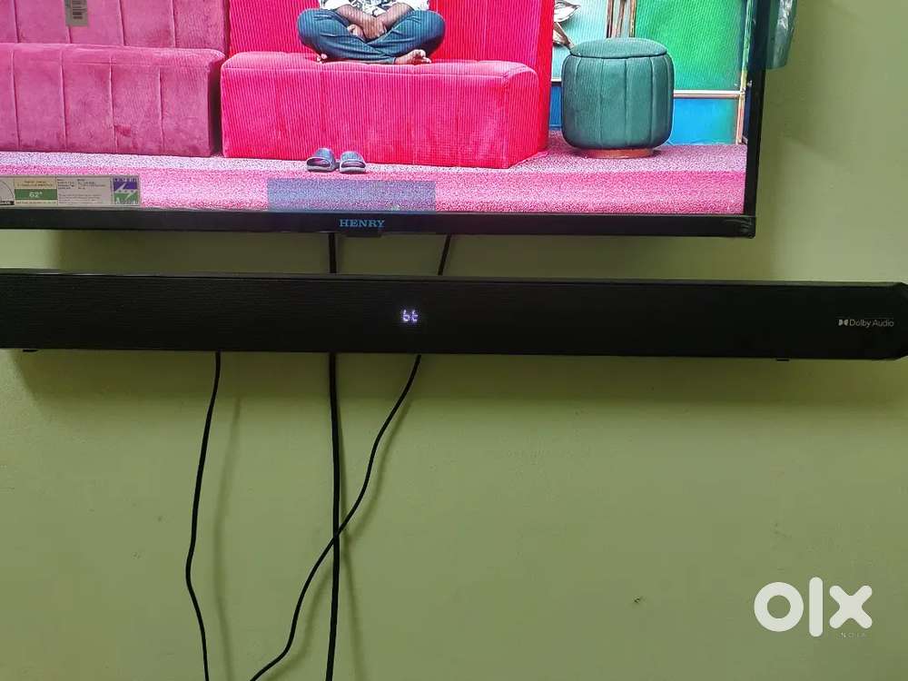 Sound bar with inbuilt woofer