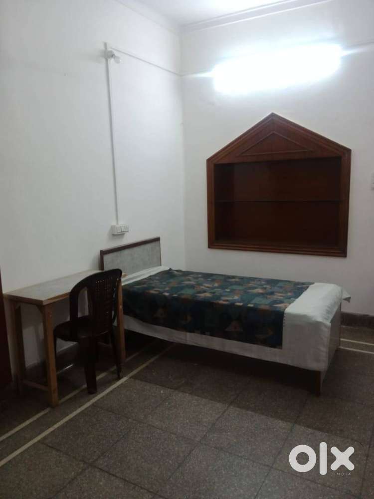 Furnished room for working professionals (single/dual sharing)