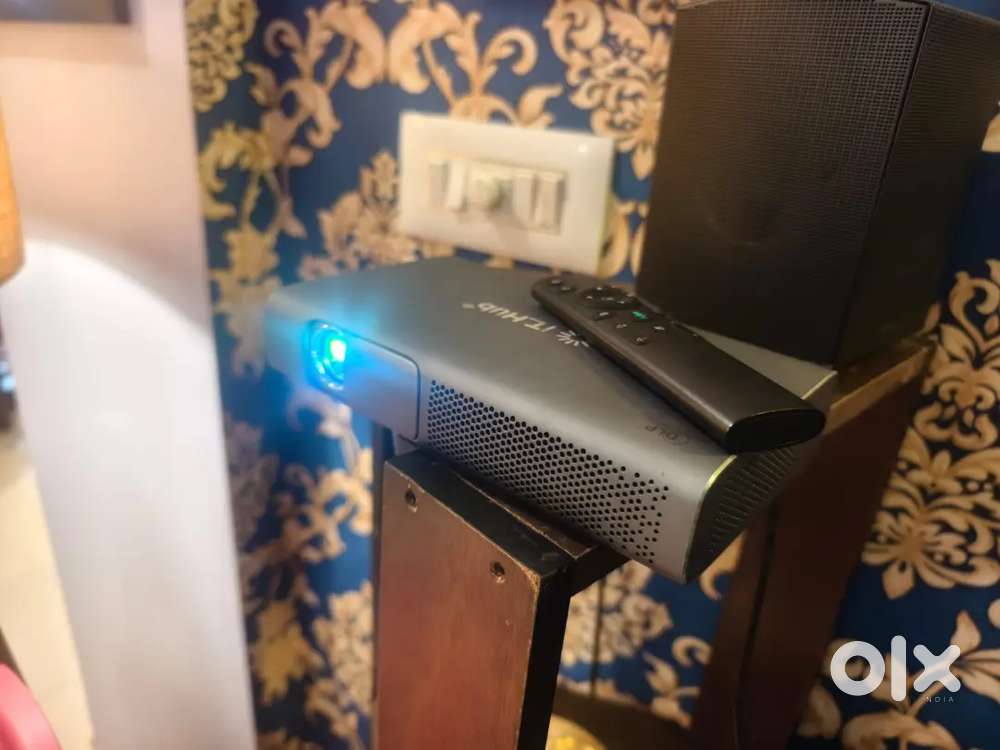 Projector and projector screen -IT hub S2 Pro smart