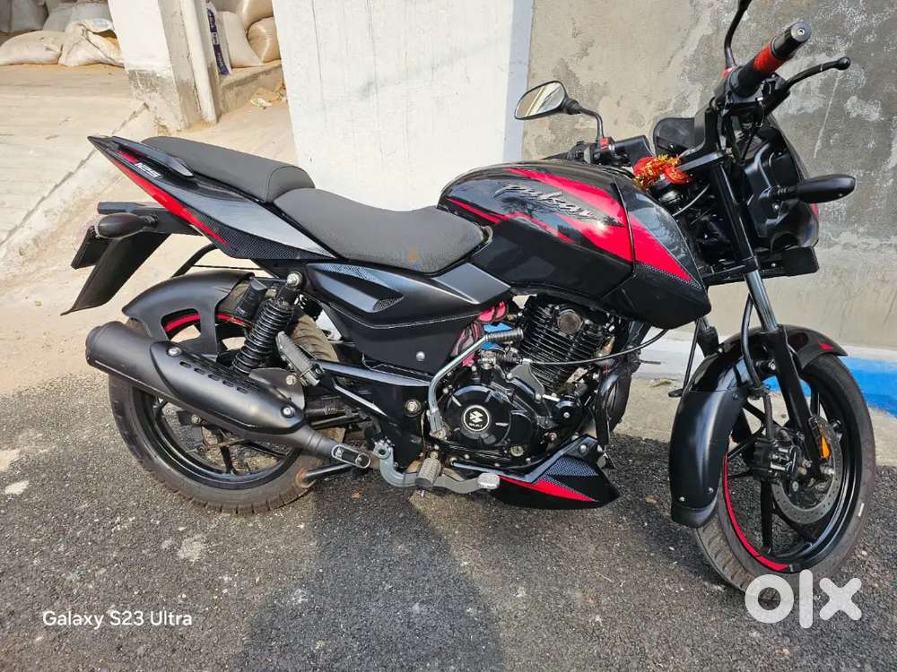 Pulsar 125 split seat carbon edition