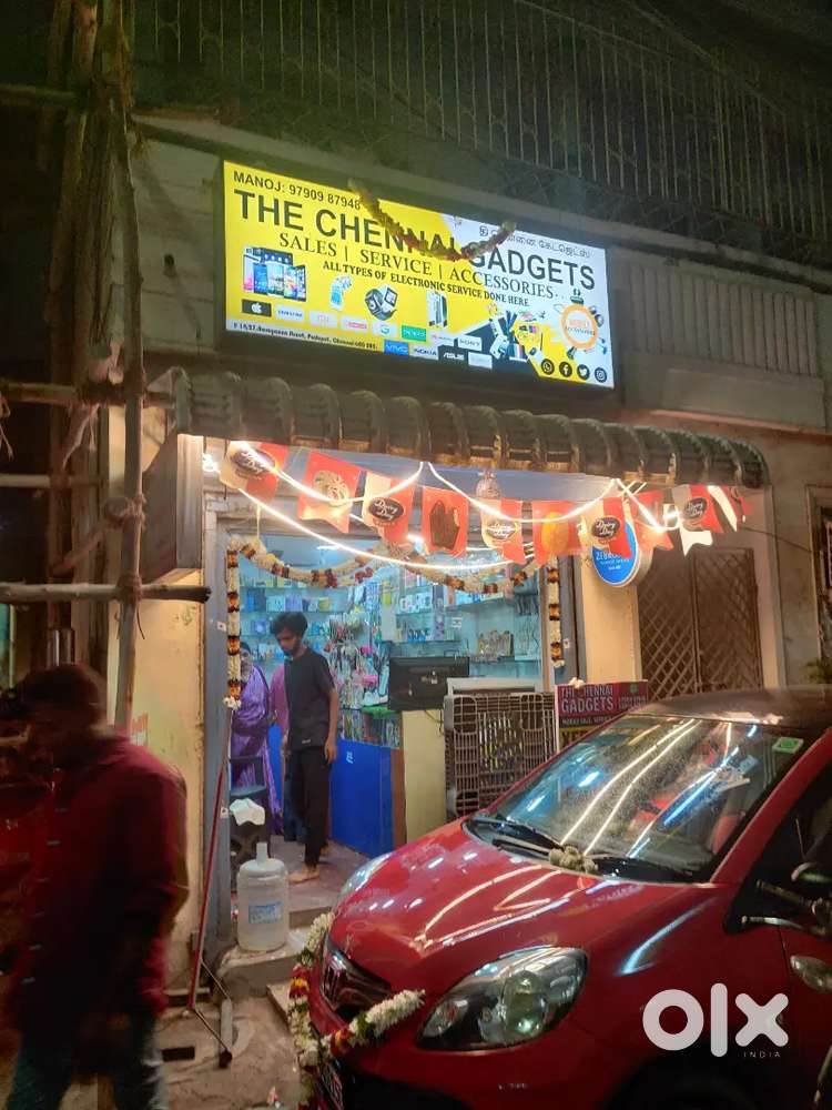 Mobile shop technician and salesman