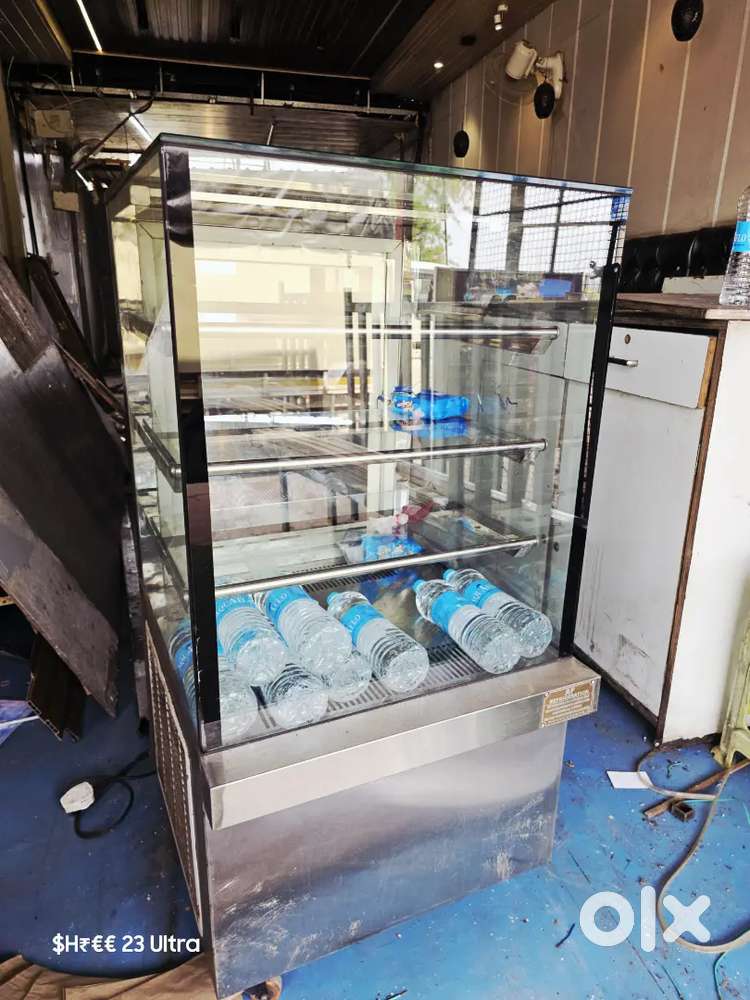 Cake fridge & counter