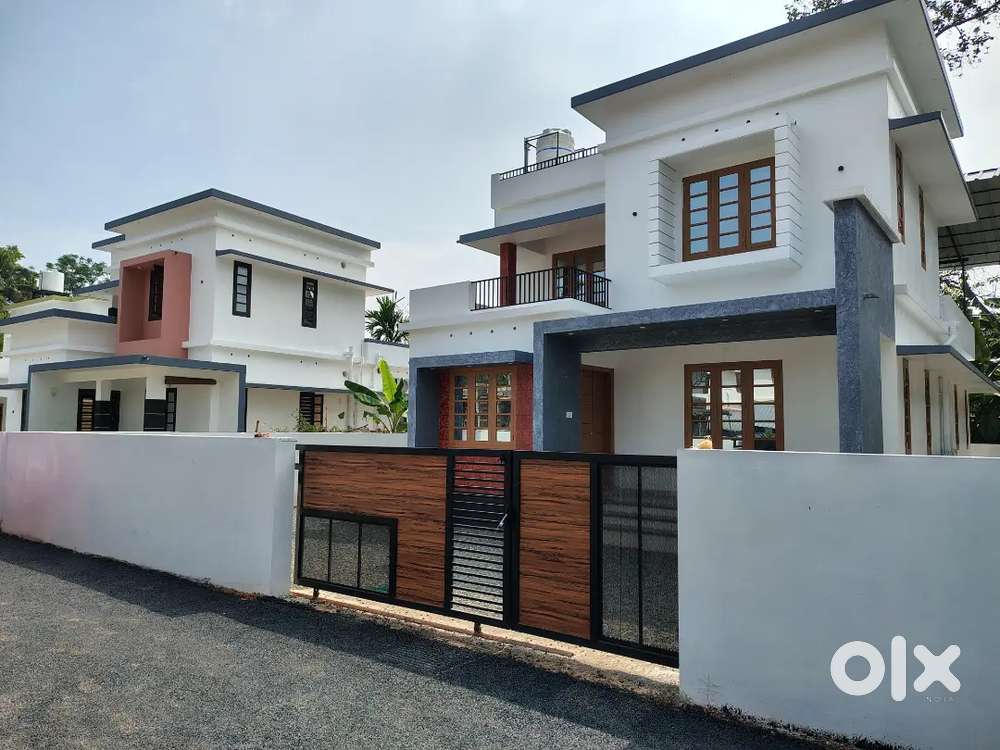 6 Cent plot with 1470 sqft 3 BHK new house near Roadmukku junction