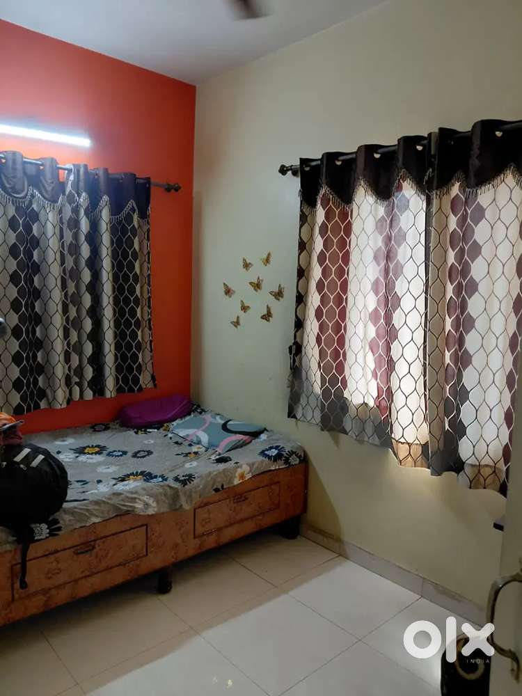 Looking for female flatmate