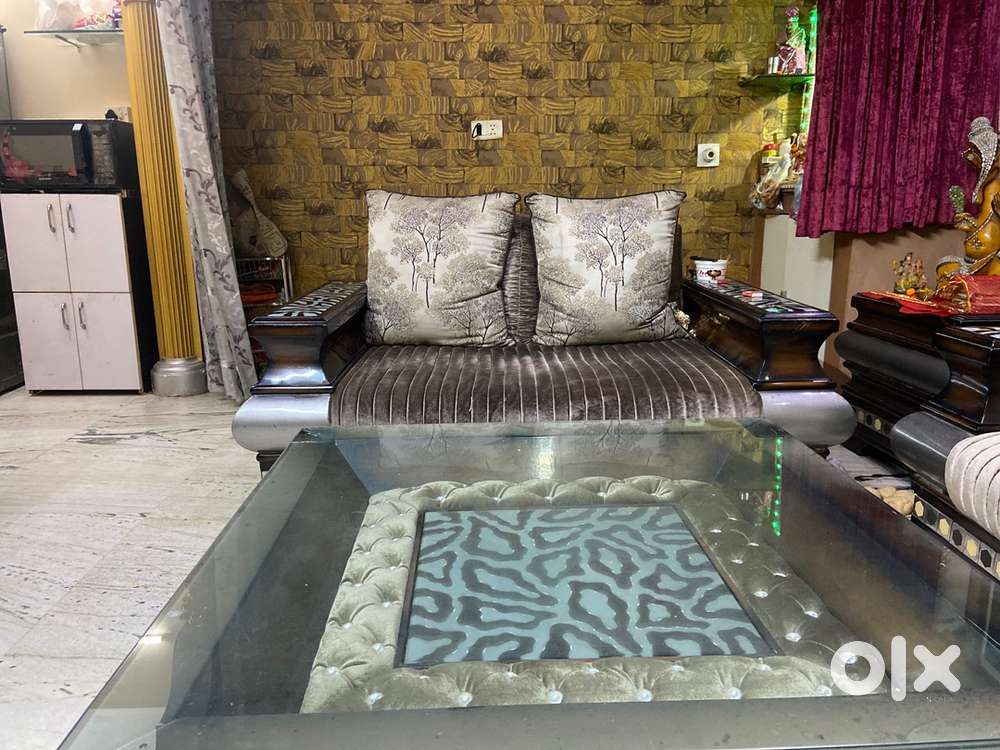 6-7 Years good condition Heavy sofa set 7 Seater With big table