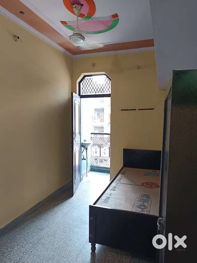 ONE ROOM SET WITH BALCONY FOR RENT SEMI FURNISHED B BLOCK NEAR METRO
