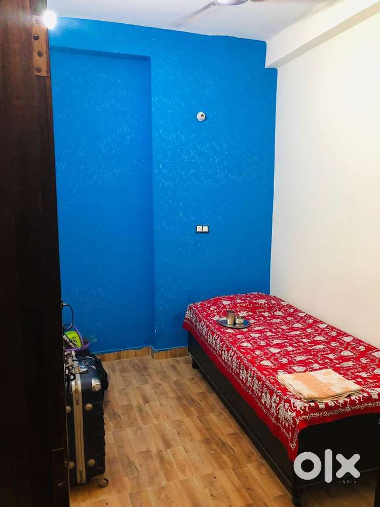 5000 boys pg 3 times meals gym / library free