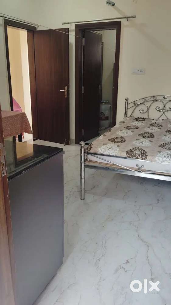 Rent out a 1 RK room. Only for girls.