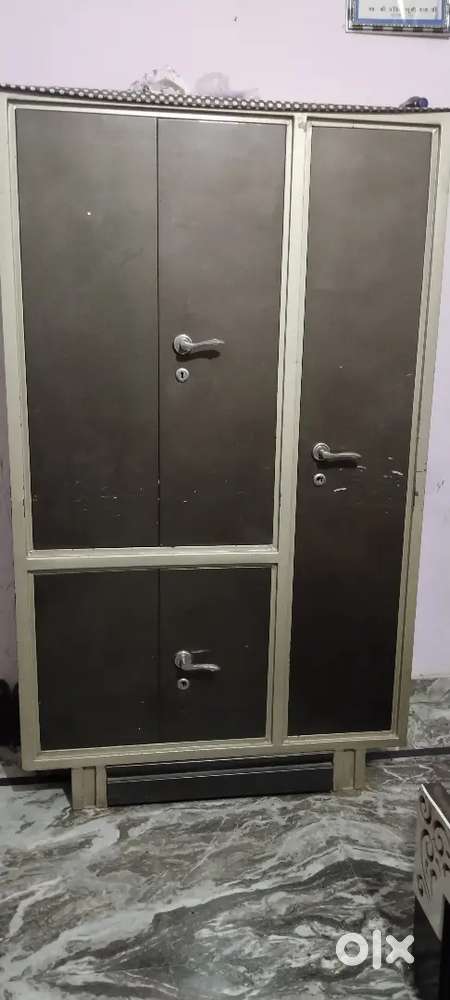 Wardrobe almirah