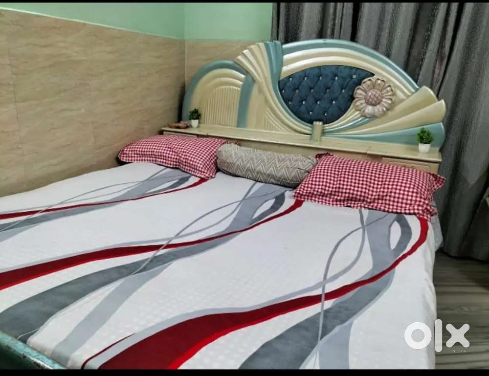 Girl/ladies P.G.near to bus terminus,metro station