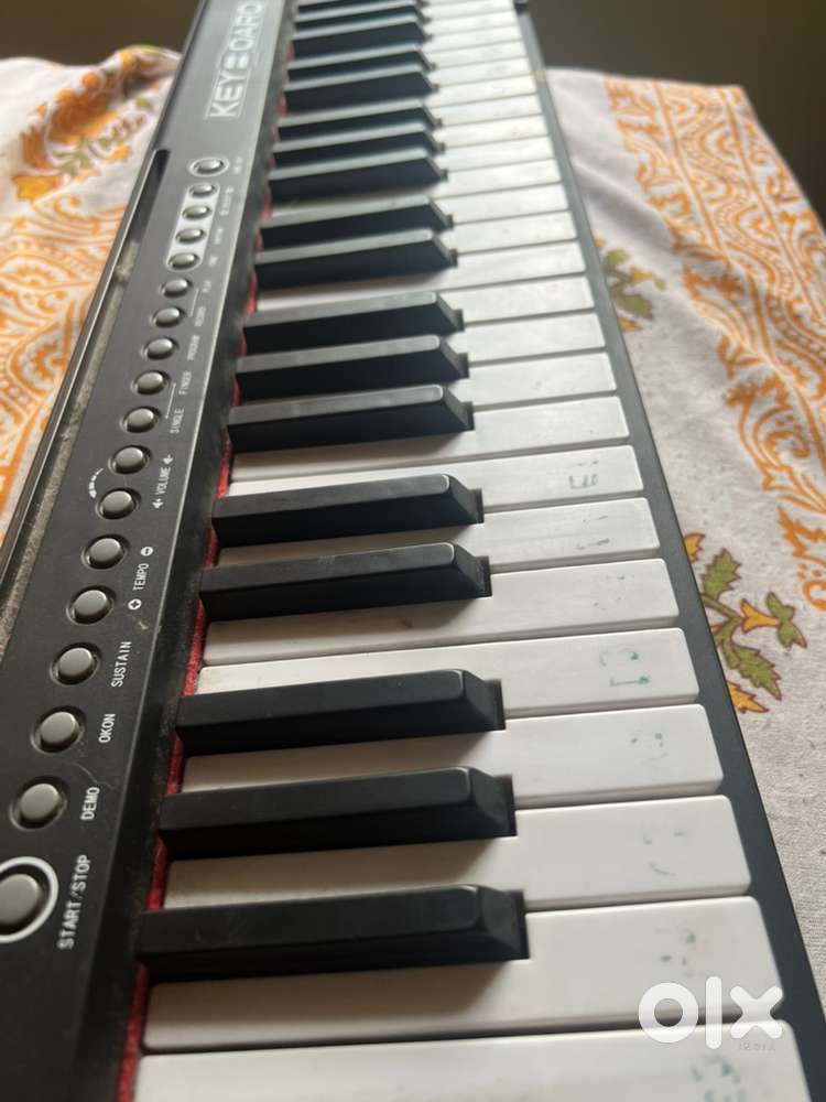 61 keys portable piano keyboard with all accessories in new condition