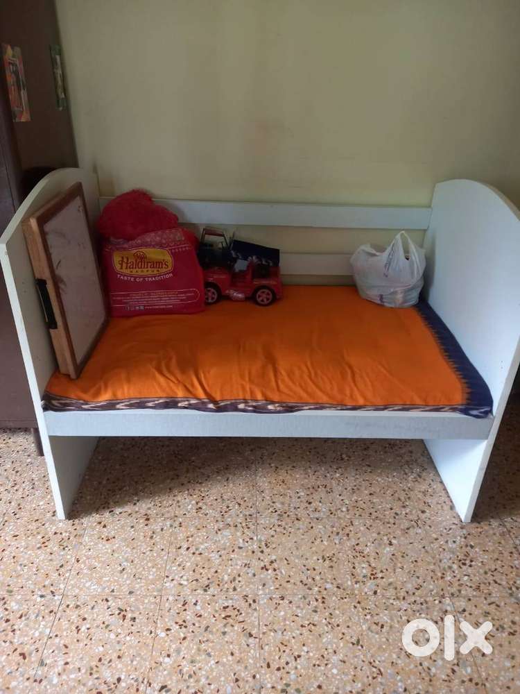 BABY COT WITH GOOD QUALITY WOOD AND TURMITE PROOF