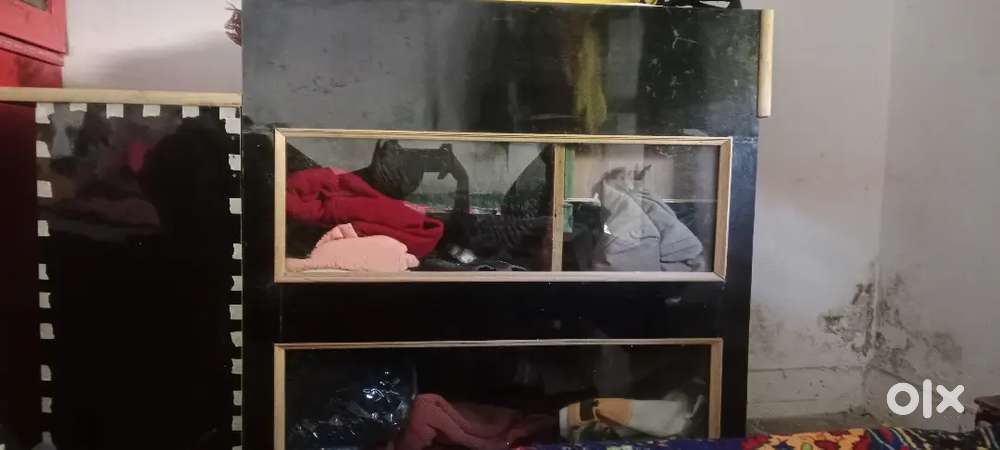 Lakdi ka counter hai dukaan ke liye