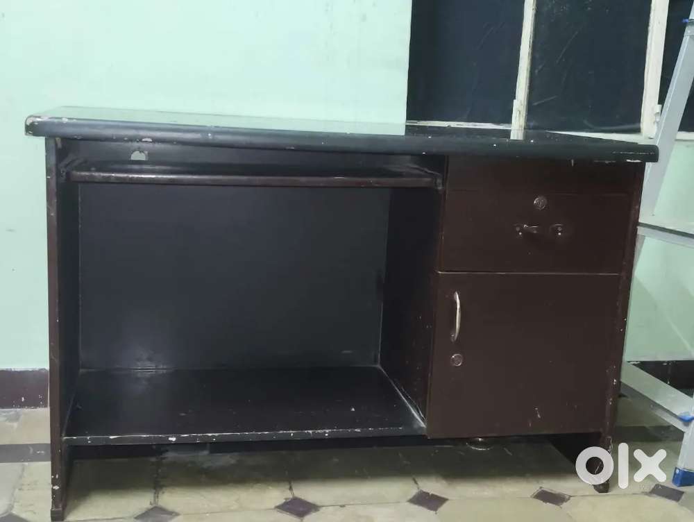 Computer table