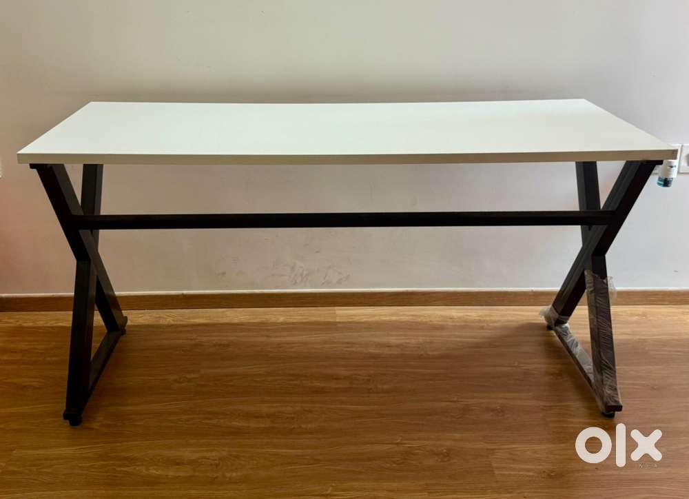 Daffodil computer table in enginneering wood