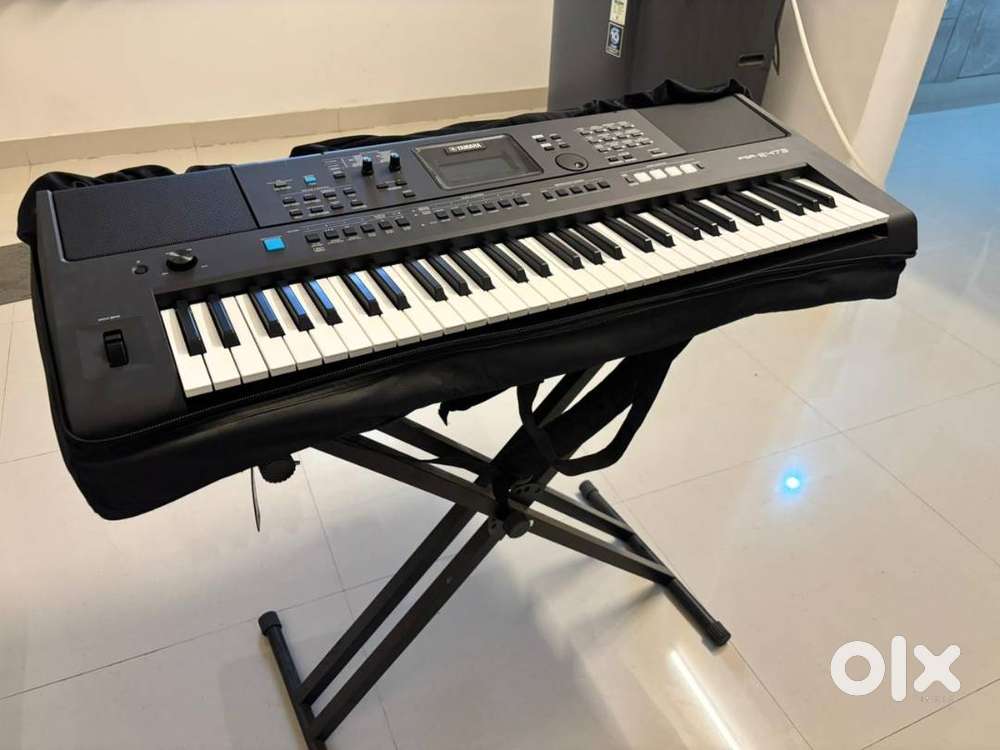Yamaha Keyboard with stand