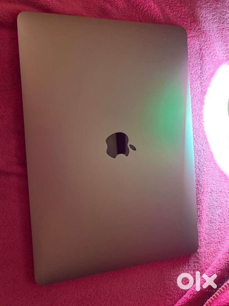 Macbook 2020 totally new condition not passed a single year with full