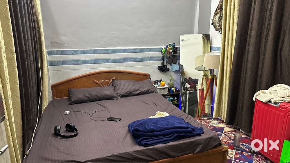 Flatmate for double occupancy in 2BHK at Yari Road for two months