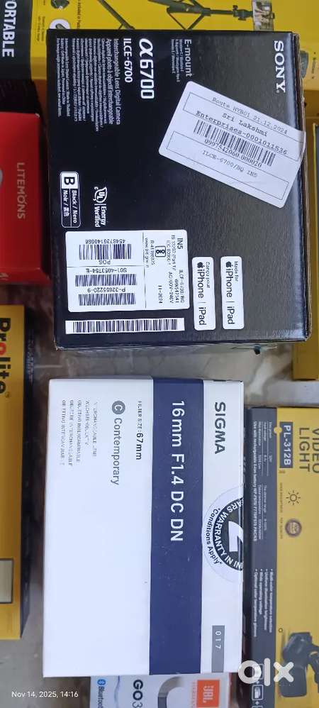 Camera, Lens, tripod, Light. Full youtube studio setup for sale