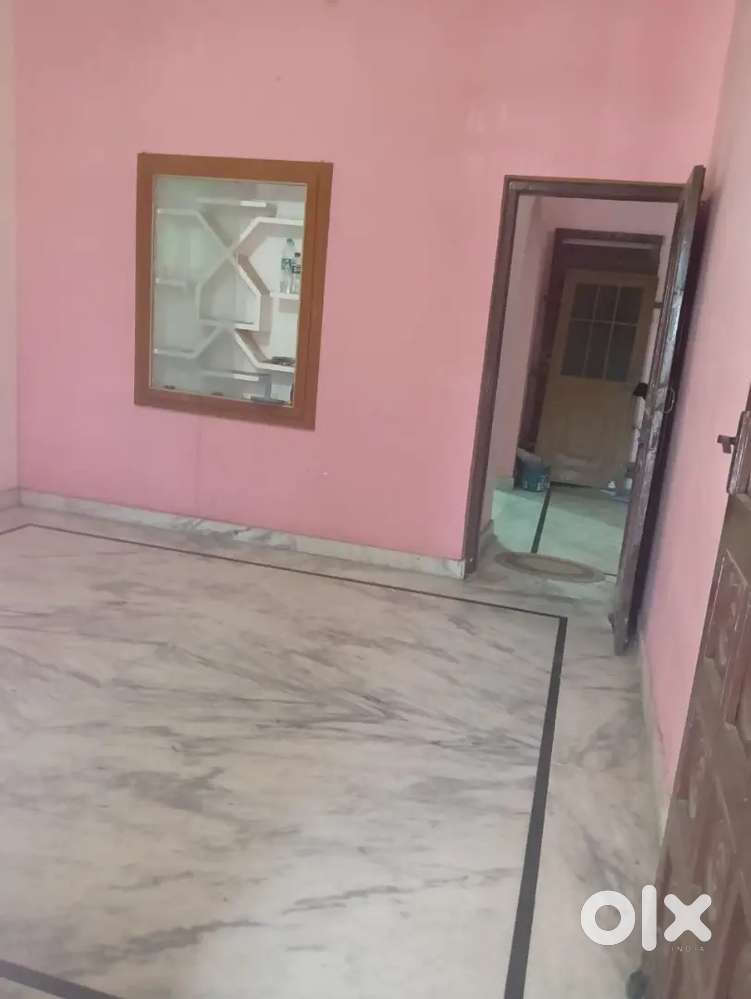 Single or double room available hai saath mei bed or parking availai