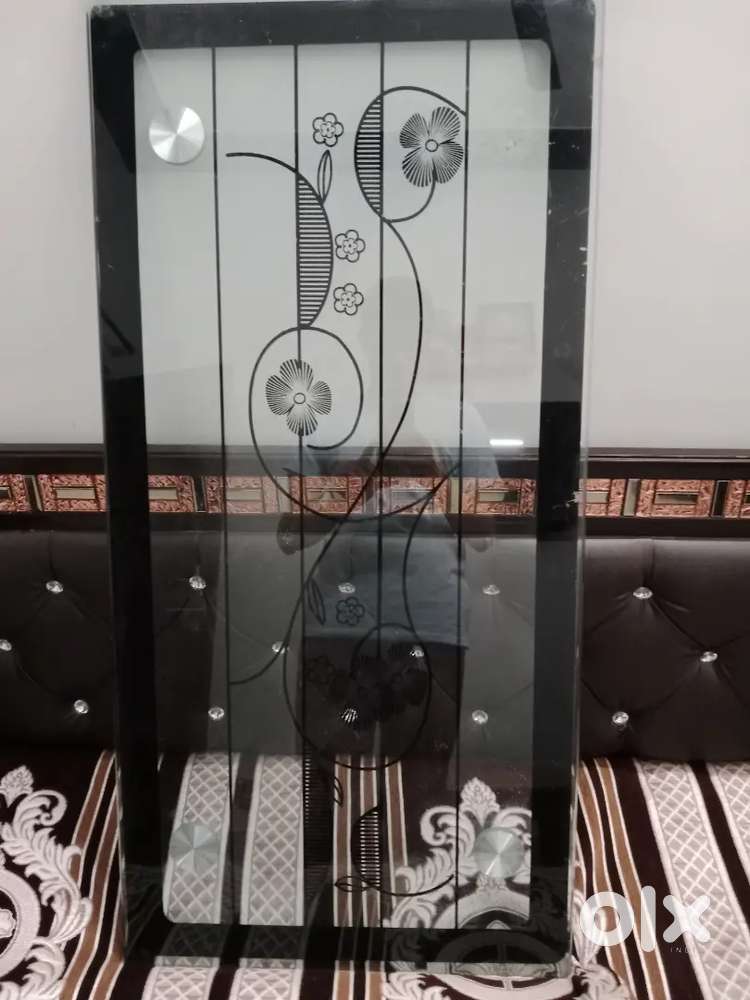 A peice of glass use for dinning table