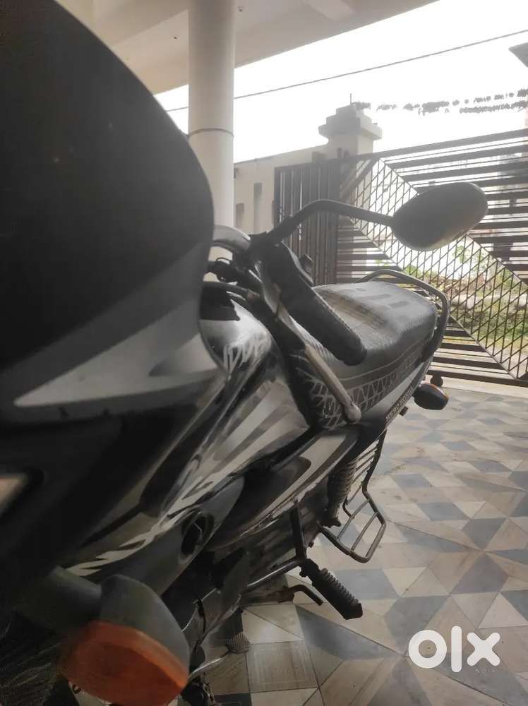 Mint condition splender nxg black .