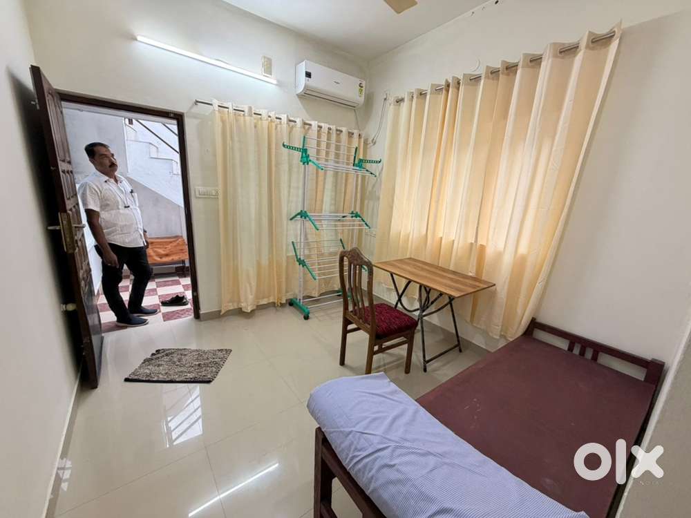 Furnished Single room with a/c Near Pattom junction Plamood (2 wheeler