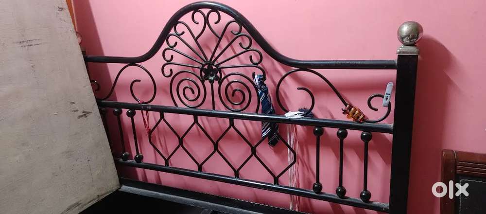 Lohar box bed with gadda..