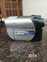 Sony dcr dvd 180 WITH GOOD CONDITITON AND WITH CAMERA BAG