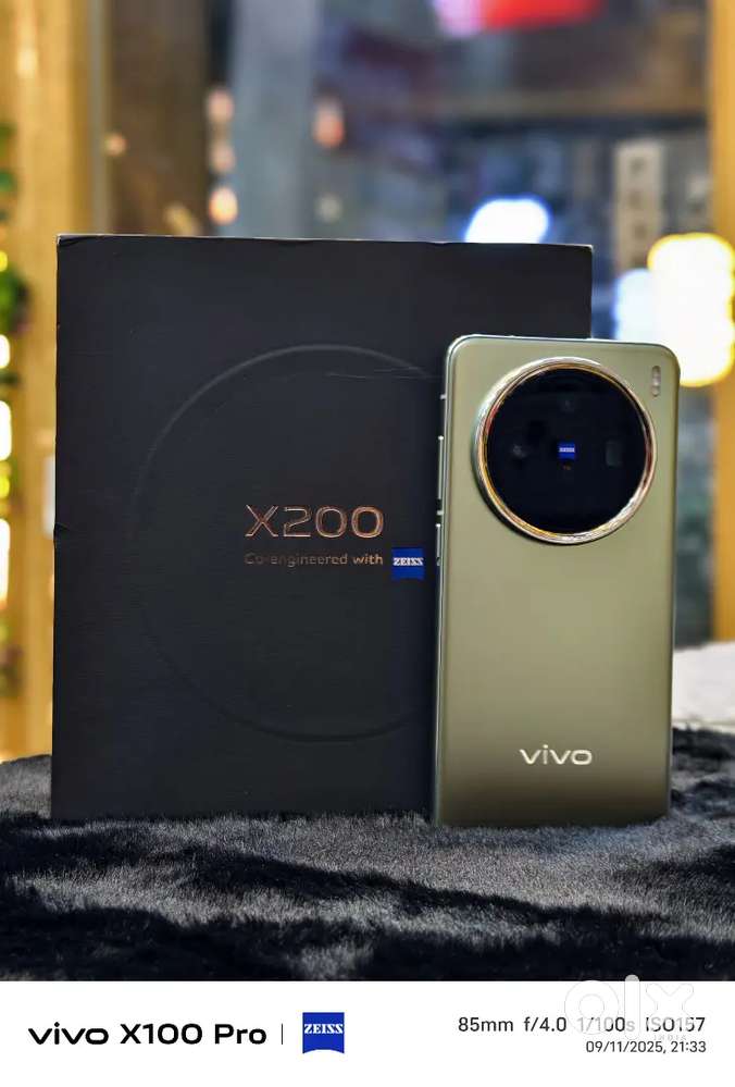 Royal Mobiles Vivo X200 - Under Warranty