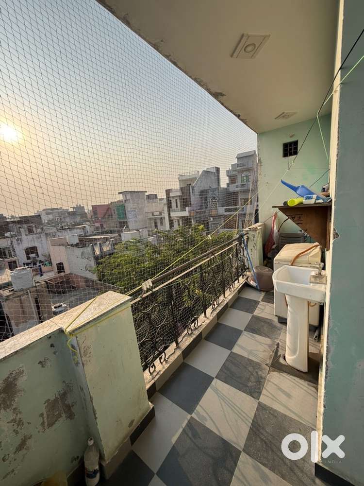 Only couples or girls allowed