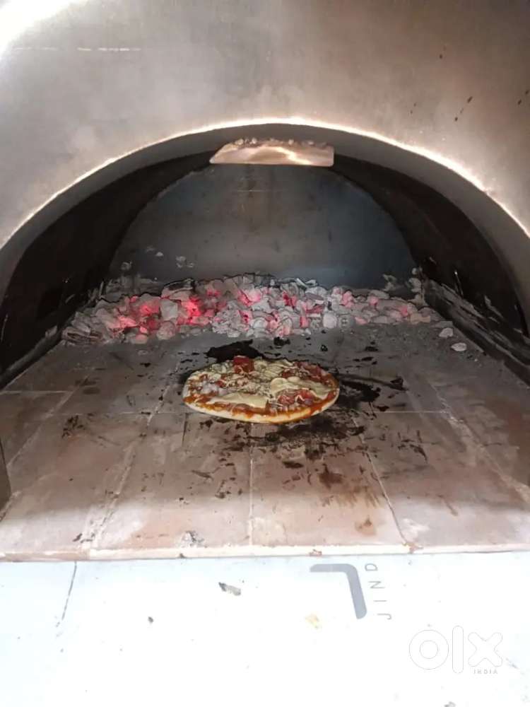 Wood fired pizza ovan