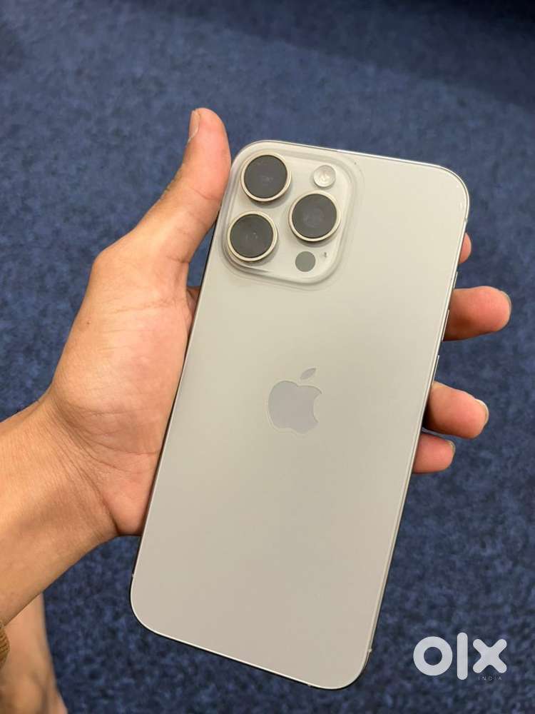 Apple Iphone 16 Pro Max in natural titanium