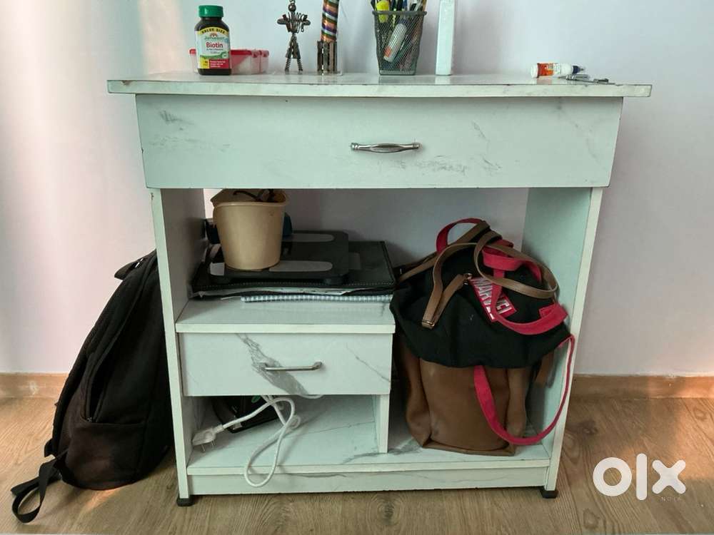Sturdy Wooden Computer Table with Storage – Excellent Condition”