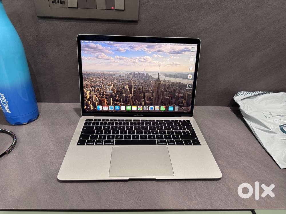 Flawless 2018 13” MacBook Air 256GB (with original box & charger)
