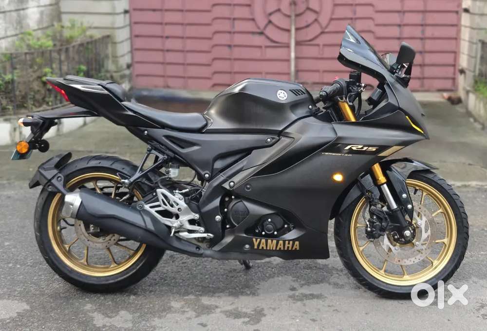 Yamaha R15V4 E-20 quick shifter model bike.